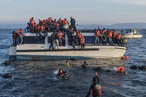 Ein Boot mit Geflüchteten im Mittelmeer 