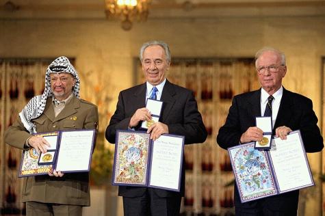 Die Friedensnobelpreisträger 1994 in Oslo. Von links nach rechts: PLO-Vorsitzender Yasser Arafat, der israelische Außenminister Shimon Peres, der israelische Premierminister Yitzhak Rabin