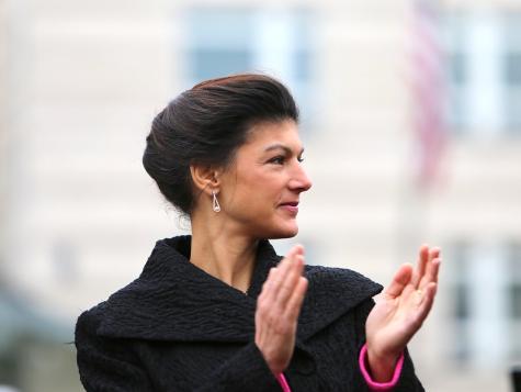 Die Politikerin Sahra Wagenknecht applaudiert bei dem Kunstevent "Anything to say?" 2019 am Brandenburger Tor   