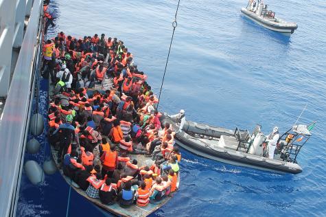 Die LÉ Eithne, Flaggschiff der irischen Marine, rettet Migranten im Rahmen der Triton-Mission im Juni 2015