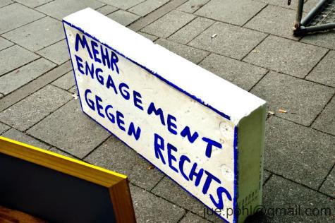 Ein Banner mit der Aufschrift: Mehr Engagement gegen Rechts