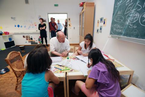 Gregor Gysi besucht Flüchtlingsheime in Berlin