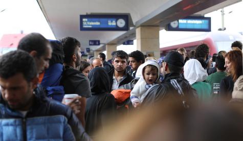 Geflüchtete an einem Bahnhof in Österreich