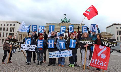 Eine Friedensdemo in Berlin mit Schildern