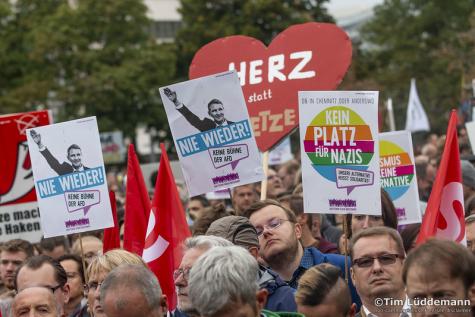 Eine Demonstration gegen die AfD mit vielen Menschen und Schildern