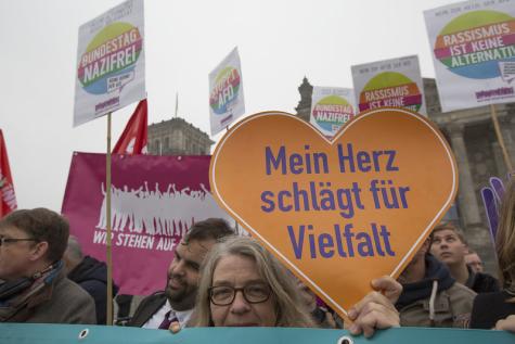 Eine Demo gegen Rechts mit vielen Plakaten