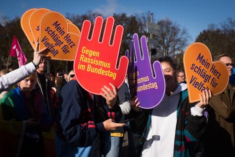 Eine Friedensdemo in Berlin mit Schildern