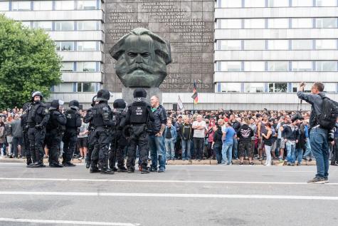 Eine Demo von Rechtsextremen 2018 in Chemnitz vor dem Karl-Marx-Monument