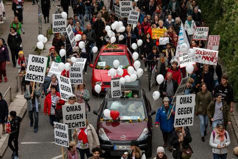 Mehrere Omas gegen Rechts Aktivistinnen bei einer Demo