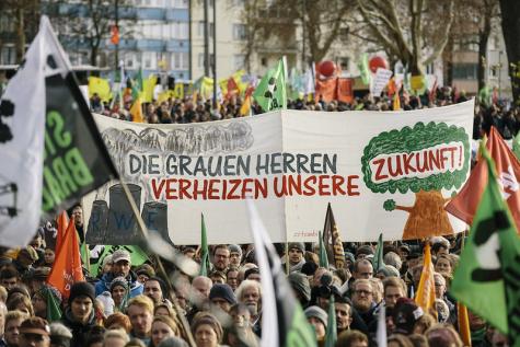 Eine Klimademo mit vielen Teilnehmern in Köln