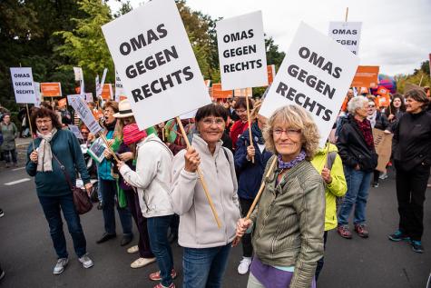 Mehrere Omas gegen Rechts Aktivistinnen bei einer Demo