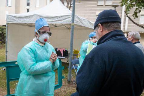 Mehrere medizinische Angestellte betreuen Bürger während der Covid-Pandemie