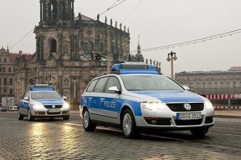 Zwei Polizeiwagen in Dresden