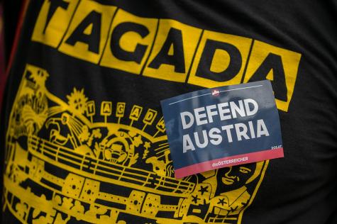 EIn Aufkleber mit dem Spruch "Defend Austria"