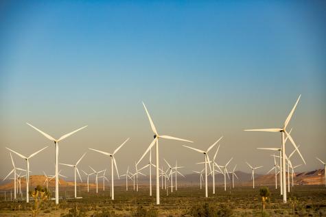 Eine ganze Reihe von Windenergie-Anlagen auf einer Wüstenfläche