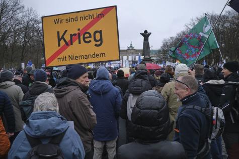 Eine Friedensdemo in Berlin mit Schildern