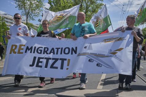 Eine Demo der Freien Sachsen mit einem Anti-Asyl-Banner