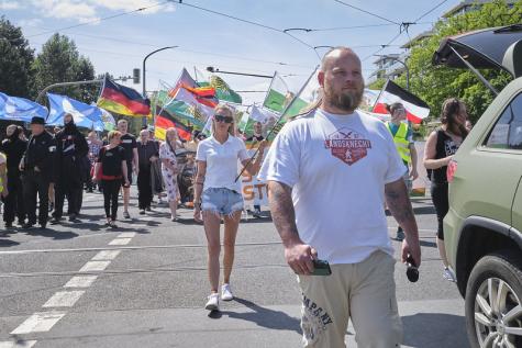 Eine Demo der Freien Sachsen mit mehreren Bannern und Fahnen