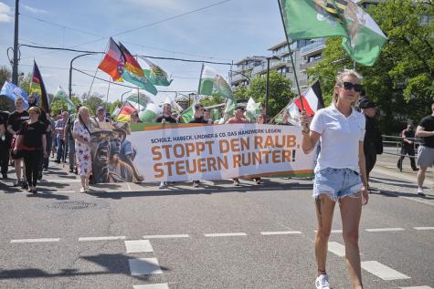 Ein Demozug der Freien Sachsen mit Banner und Fahnen