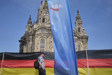 Ein Deutschland- und ein AfD-Banner vor der Frauenkirche in Dresden