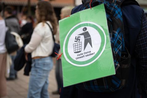 Eine Anti-AfD Demo mit einem Plakat gegen Rechtsextremismus