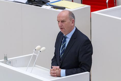 Dietmar Woidke im Landtag Brandenburg  bei einer Rede