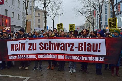 Eine Demo gegen Rechtsextremismus in Österreich