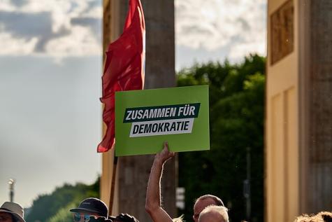 Demonstration Aufstehen und Demokratie verteidigen auf dem Pariser Platz in Berlin