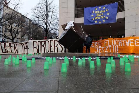 Protestaktion am Willy-Brandt-Haus für die Aufnahme der Geflüchteten an der polnischen Grenze zu Belarus