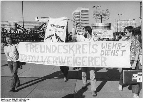 Für die Abschaffung der Wehrpflicht, für eine DDR ohne Armee und ein entmilitarisiertes Deutschland demonstrierten etwa 200 junge Männer und Frauen in Berlin.