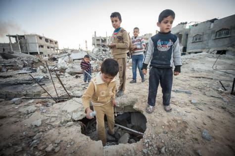 Eine Gruppe von Kinder, die auf einem zerstörten Platz in Gaza spielen