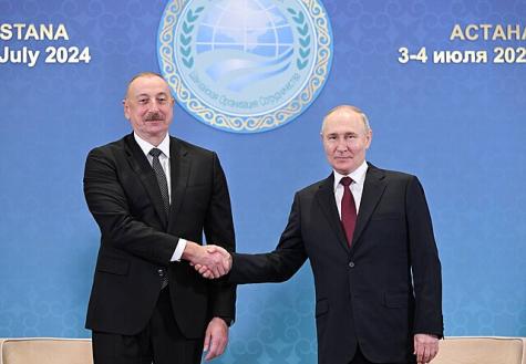 Präsident von Aserbaidschan Ilham Aliyev trifft sich mit dem Präsidenten Russlands Wladimir Putin in Astana vor der WM 2024