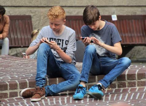 Zwei Jungen spielen am Handy