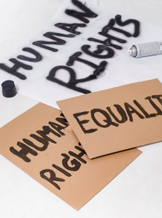 Schilder über Menschenrechte und Gleichheit