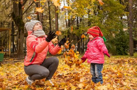 Mutter und Kind in Natur