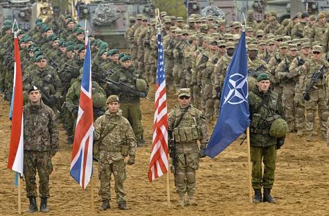 NATO Truppen mit NATO-,UK- und Amerika-Flaggen