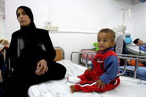 Eine palästinensische Mutter mit ihrem Kind im Krankenhaus