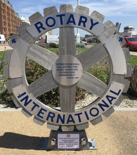 Das Zeichen des Serviceclubs Rotary als Statue