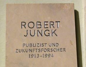 Eine Steintafel zu Ehren von Robert Jungk