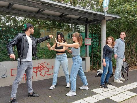 Zwei Frauen schützen Passanten vor einem Schläger