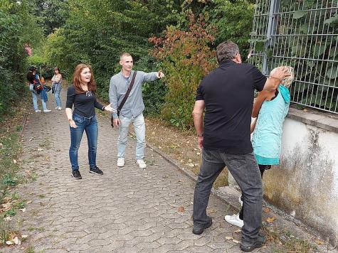 Menschen greifen bei Gewalt gegen Kind ein