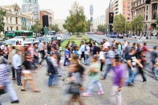 Viele Menschen überqueren eine Straße